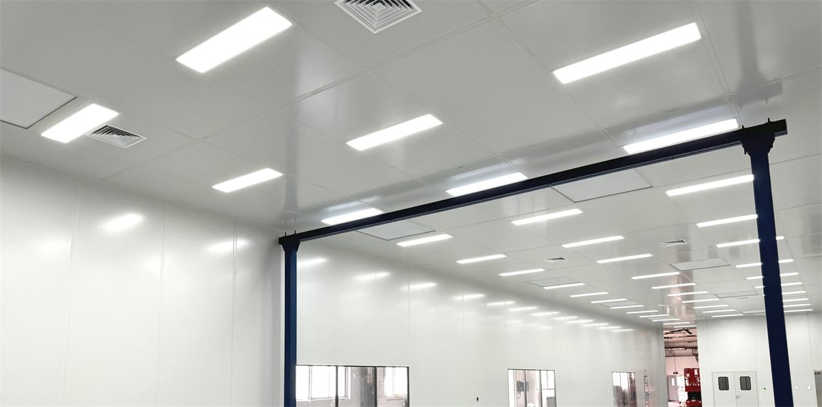 Semiconductor cleanroom ceiling with sealed panels lighting and airflow outlets