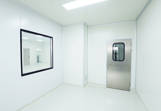 Real cleanroom wall system with flush vision window and cleanroom door interface